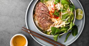 (beef and spinach pho bowl)
